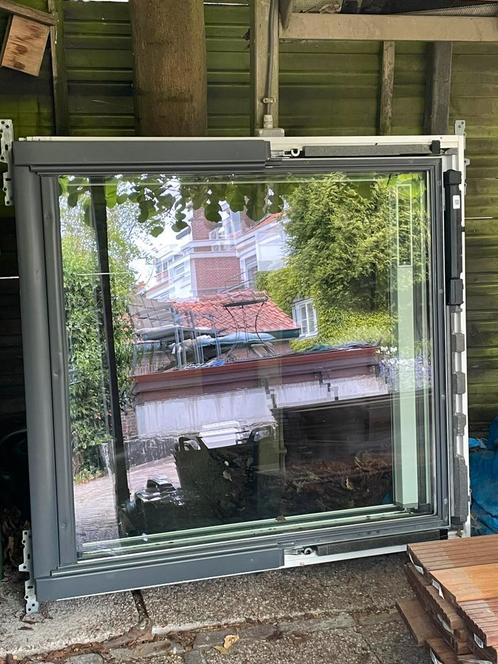Velux raam (Elektrische opening met afstandsbediening), Doe-het-zelf en Verbouw, Glas en Ramen, Zo goed als nieuw, Dakraam, 80 tot 120 cm