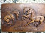 mooi wandbord met wilde paarden 28/18 cm uit massief gips, Antiek en Kunst, Antiek | Wandborden en Tegels, Ophalen of Verzenden
