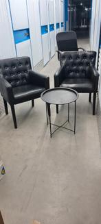 2 nette lederen stoelen met tafeltje, Ophalen, Zo goed als nieuw, Twee