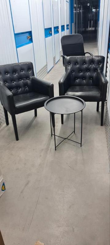 2 nette lederen stoelen met tafeltje  beschikbaar voor biedingen