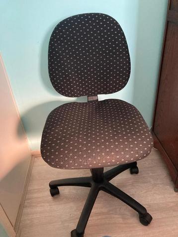 Twee super nette bureau stoelen voor kinderkamer beschikbaar voor biedingen