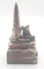 Metalen beeldje vuurtoren met boot + marmer sokkeltje France, Ophalen of Verzenden, Gebruikt, Overige typen