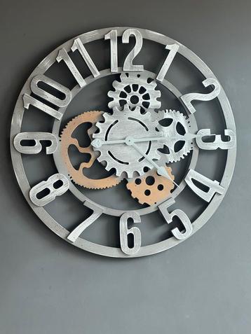 Wandklok met tandwielen beschikbaar voor biedingen