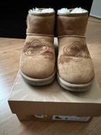 Te koop een paar UGG, Beige, Lage of Enkellaarzen, Ophalen of Verzenden, Zo goed als nieuw
