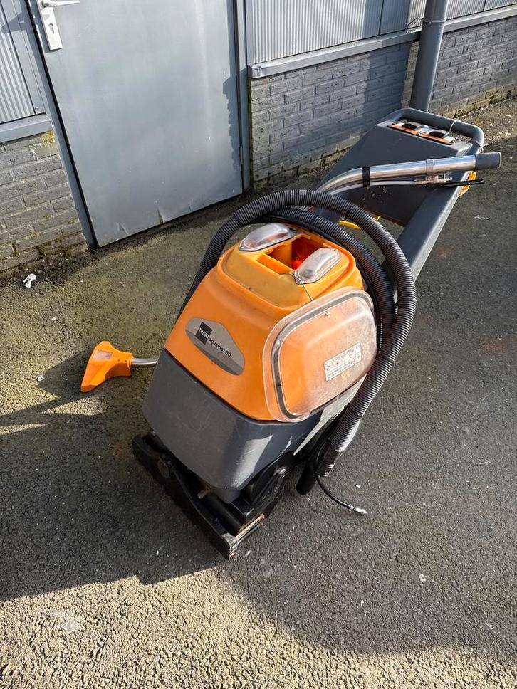 Taski Aquamat 30 	•	Professionele tapijt sproei- en zuig, Doe-het-zelf en Verbouw, Reinigingsmachines, Gebruikt, Schrobmachine