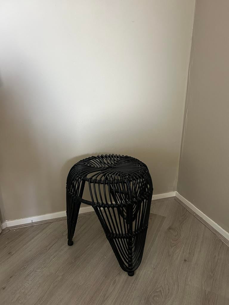 Kruk / bijzettafel zwart riet, Huis en Inrichting, Ophalen, Zo goed als nieuw, Hout