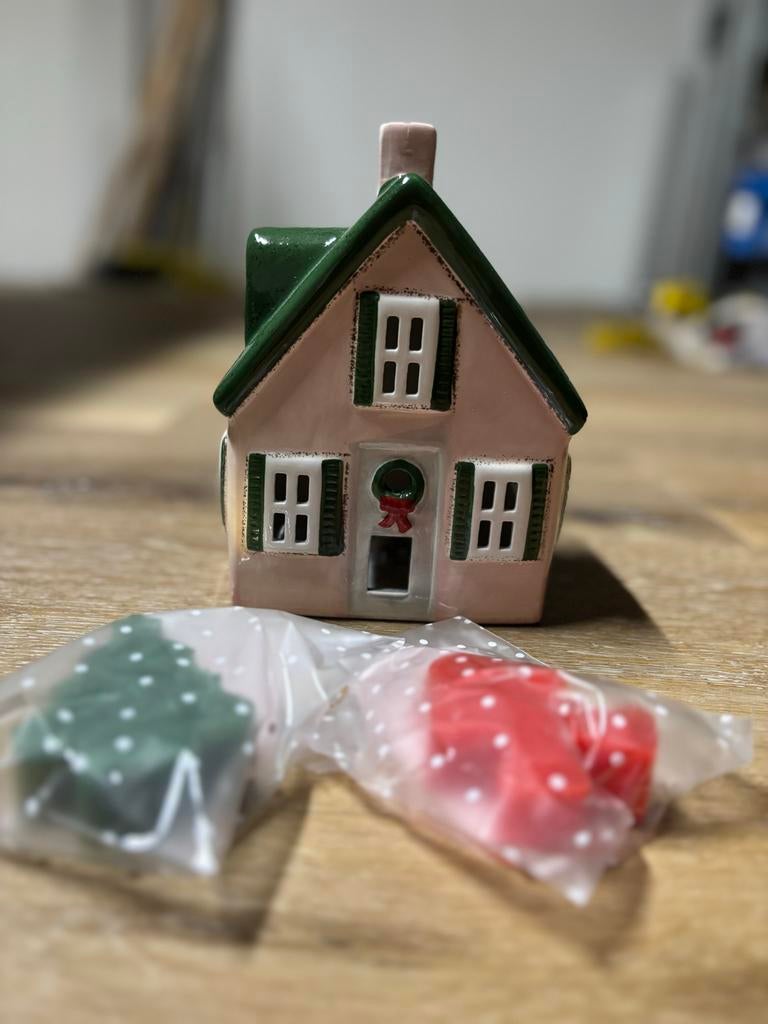Kersthuisje met licht + 2 kaarsen, Diversen, Ophalen, Zo goed als nieuw