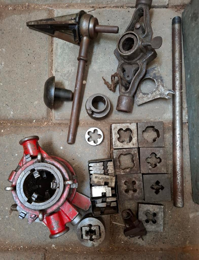 Oude pijpsnijder en draadsnijset in metalen kist, Ophalen, Gebruikt