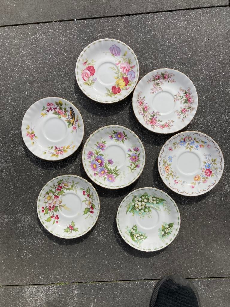 7 bordjes van Royal Albert, Ophalen of Verzenden, Zo goed als nieuw, Porselein, Bord of Schaal