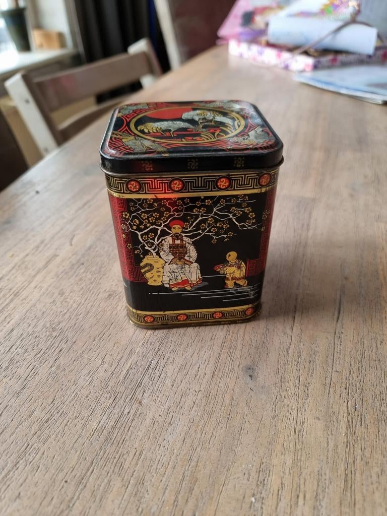 Antiek Chinees blik met traditionele afbeeldingen, Verzamelen, Blikken, Ophalen of Verzenden, Gebruikt, Thee, Overige merken