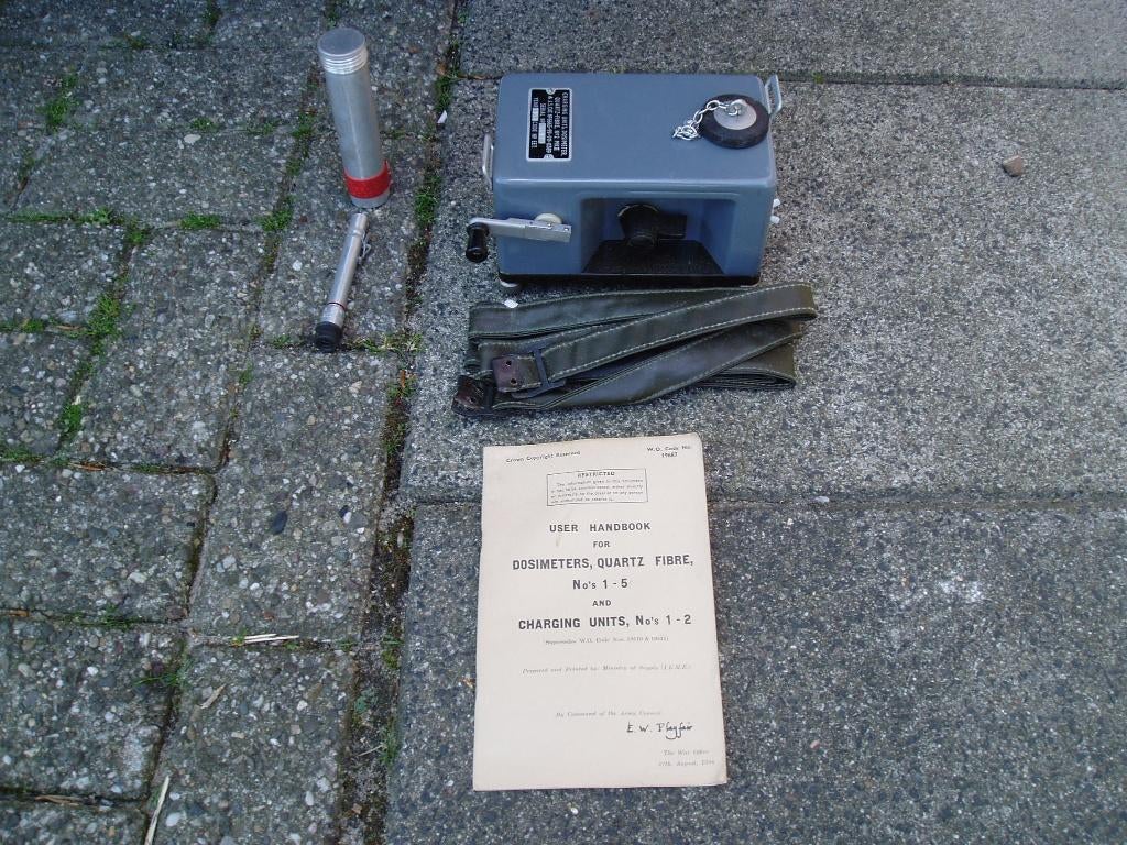Stralingsmeter met uitleesunit bjr. 1958 ex leger en BB, Verzamelen, Militaria | Algemeen, Ophalen of Verzenden, Landmacht, Nederland