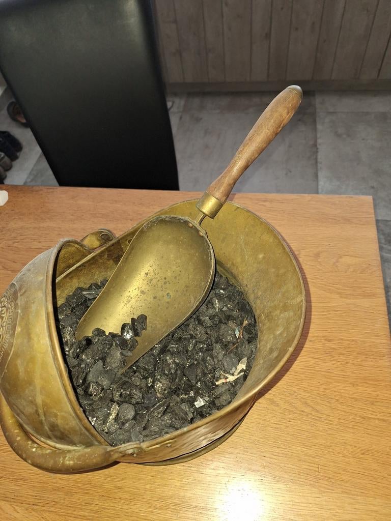 Koperen kolenkit met schep, Ophalen