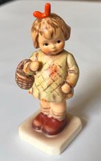 Vintage Hummel beeldje: Meisje met mandje, Ophalen of Verzenden, Gebruikt, Hummel