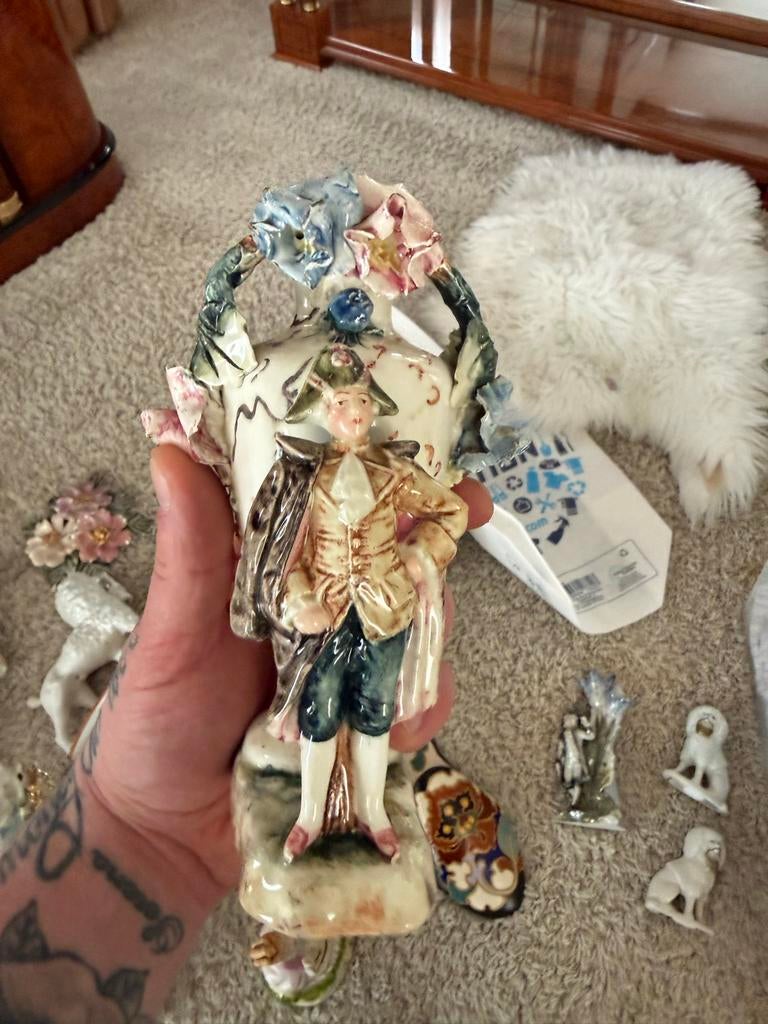 Keramieken beeldje van man met bloemen, Antiek en Kunst, Antiek | Keramiek en Aardewerk, Ophalen of Verzenden