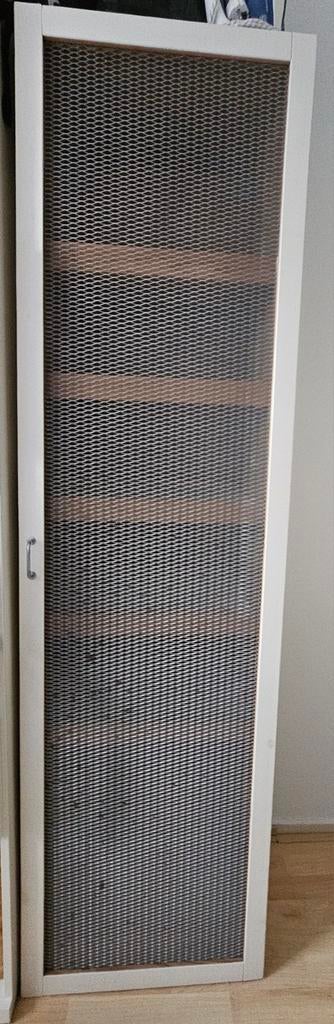 Wit geschilderde houten kast met deur met metaalgaas, Ophalen, Gebruikt