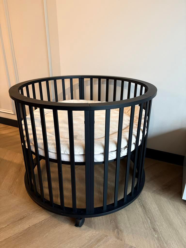 Zwarte ronde box op wieltjes + matras, Kinderen en Baby's, Boxen, Ophalen, Gebruikt, Rond, Wieltjes