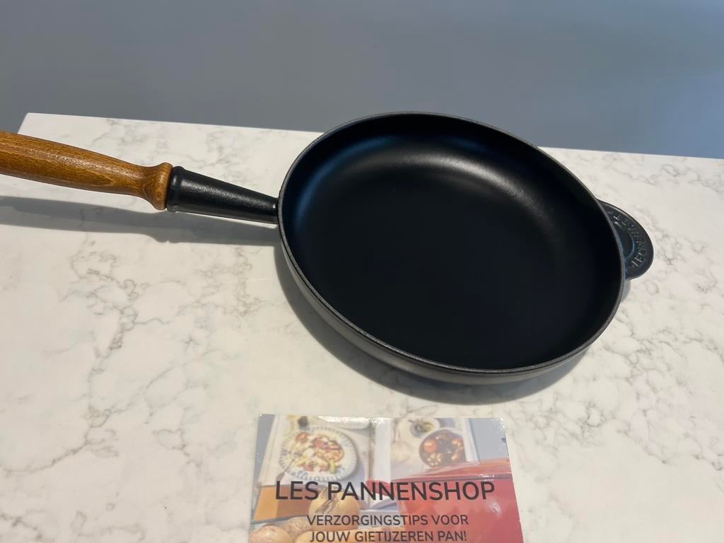 Le Creuset koekenpan 24 cm mat zwart nieuw!, Gietijzer, Nieuw, Ophalen of Verzenden, Keramische plaat