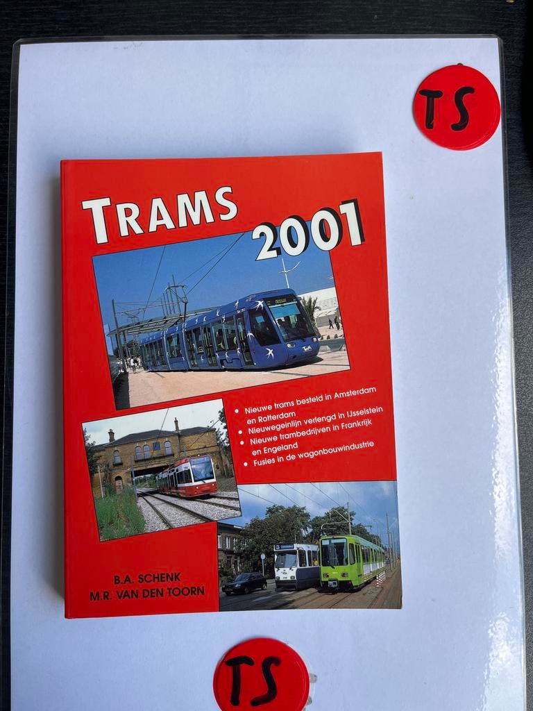 Trams 2001 - Jaarboek over trams wereldwijd, Ophalen of Verzenden, Zo goed als nieuw, Tram