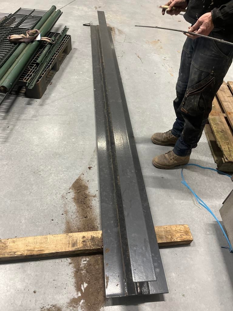 Latei overheaddeur 3,70 m - Stevige stalen draagbalk, Doe-het-zelf en Verbouw, Metalen, Ophalen of Verzenden, Gebruikt, IJzer