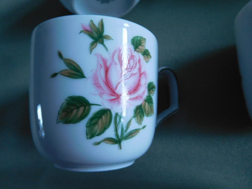 Zes koppen en schotels, Huis en Inrichting, Keuken | Servies, Ophalen, Zo goed als nieuw, Overige stijlen, Kop(pen) en/of Schotel(s)