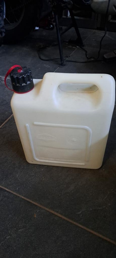 2 water jerrycans , steekdop en schenktuit, Caravans en Kamperen, Ophalen