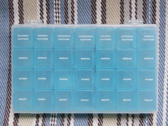 ZGAN pillendoos met 7x4 vakjes, per dag uitneembaar, Diversen, Verpleegmiddelen, Zo goed als nieuw, Ophalen of Verzenden