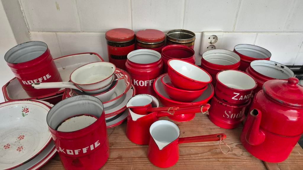 Rood emaille. €2 per stuk!!, Ophalen