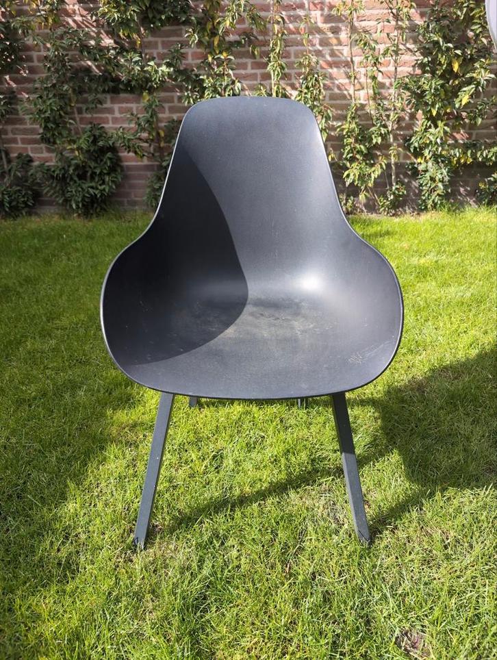 Moderne zwarte stoel voor binnen/buiten, Huis en Inrichting, Stoelen, Gebruikt, Drie, Kunststof, Metaal, Zwart, Ophalen of Verzenden