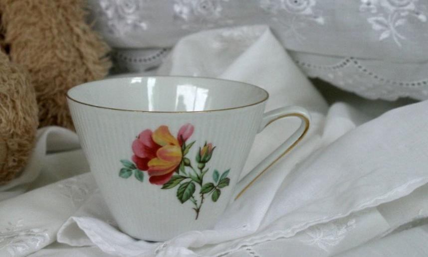 Brocante kop / kopje - winterling - bavaria - bloem, bloemen, Gebruikt, Ophalen of Verzenden, Overige stijlen, Kop(pen) en/of Schotel(s)