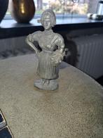 Oud beeldje van een vrouw met mandje, Verzamelen, Beelden en Beeldjes, Ophalen