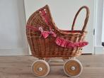Rieten poppenwagen met kussen en dekbed, Ophalen of Verzenden