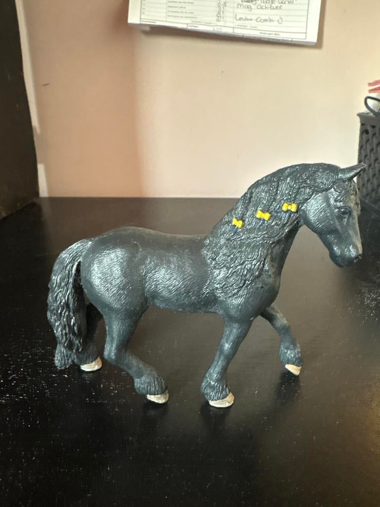 Schleich Friese paard met gele strikjes - Zo goed als nieuw, Ophalen of Verzenden, Zo goed als nieuw, Jongen of Meisje