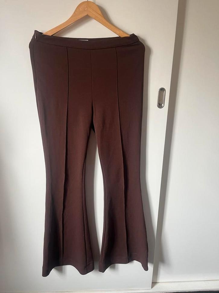 Bruine flared pantalon Loavies maat M, Kleding | Dames, Broeken en Pantalons, Zo goed als nieuw, Maat 38/40 (M), Bruin, Lang, Ophalen of Verzenden