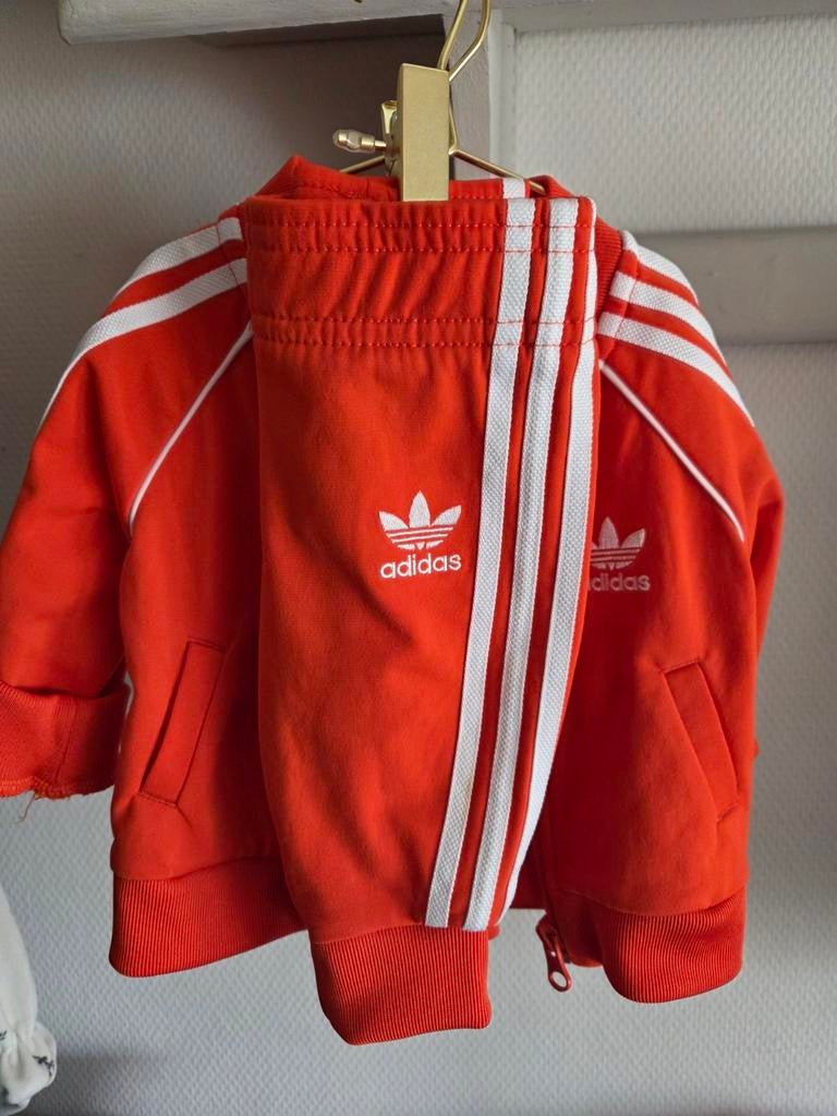 Adidas babypakje maat 56 oranje rood, Kinderen en Baby's, Babykleding | Maat 50, Ophalen