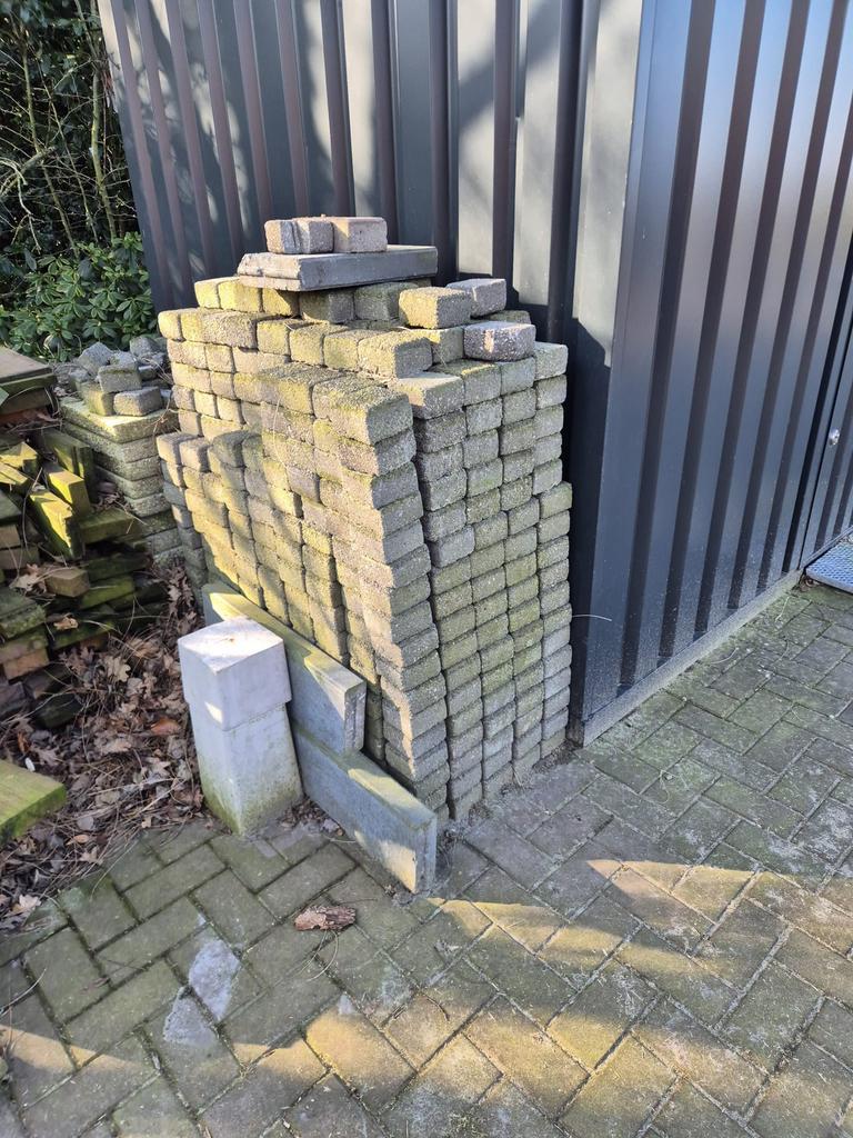 Gratis: klinkers 10x10 en grindtegels 60 x 60., Ophalen, Gebruikt, Overige typen, 5 tot 10 m²
