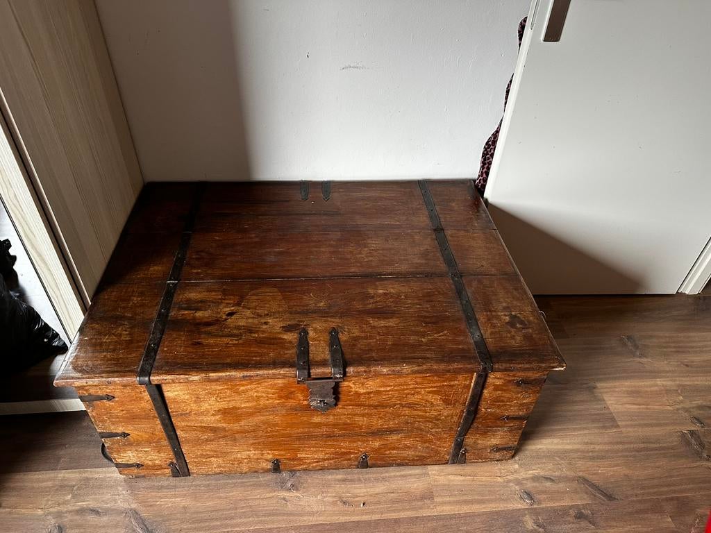 Oude grote houten stevige kist, Huis en Inrichting, Woonaccessoires | Kisten, Ophalen of Verzenden, Zo goed als nieuw, 100 tot 150 cm