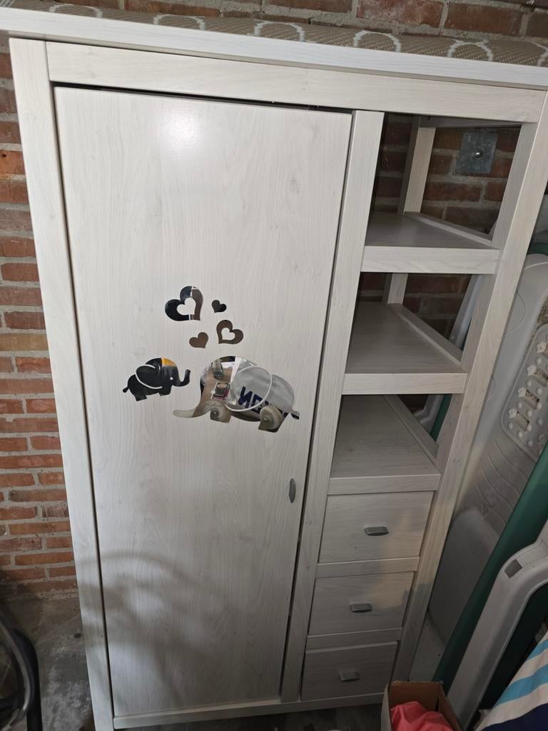 Complete kinderslaapkamer met ledikant, kledingkast& commode, Kinderen en Baby's, Kinderkamer | Complete kinderkamers, Ophalen