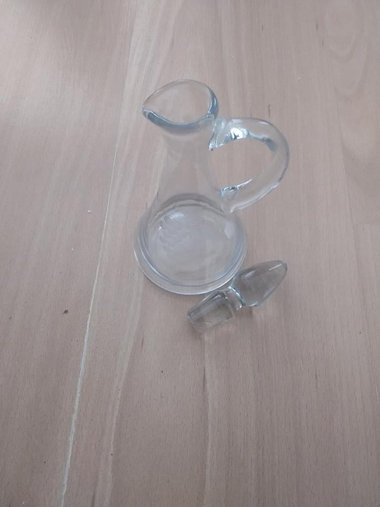 Sierkarafje met geslepen druifmotiefje en glazen dopje, Antiek en Kunst, Ophalen