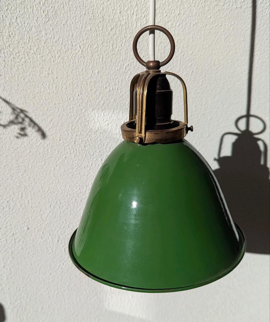 Industriële groene emaille hanglamp / enamel ceiling lamp, Huis en Inrichting, Lampen | Hanglampen, Gebruikt, Industrial atelier enamel vintage