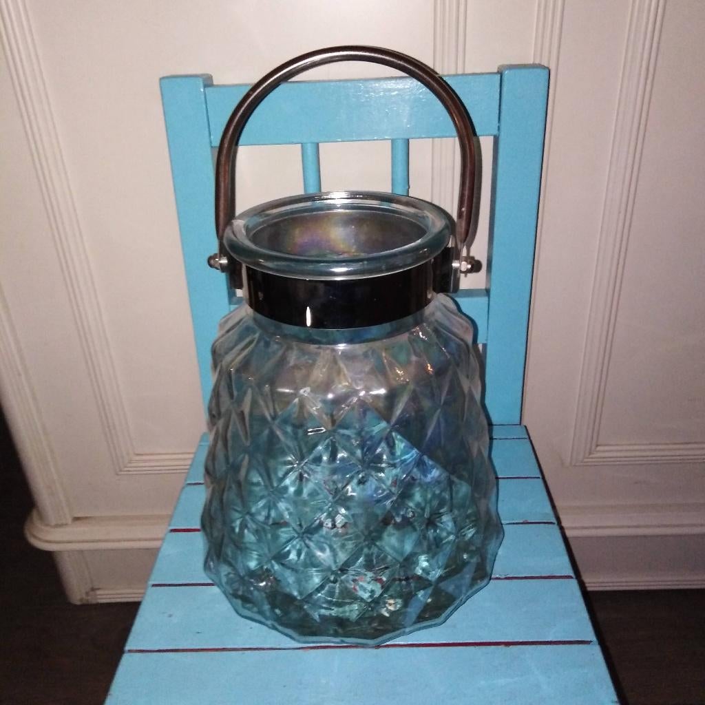 Bewerkte glazen pot met metalen hengsel, Huis en Inrichting, Woonaccessoires | Vazen, Ophalen, Gebruikt, Overige kleuren, Glas