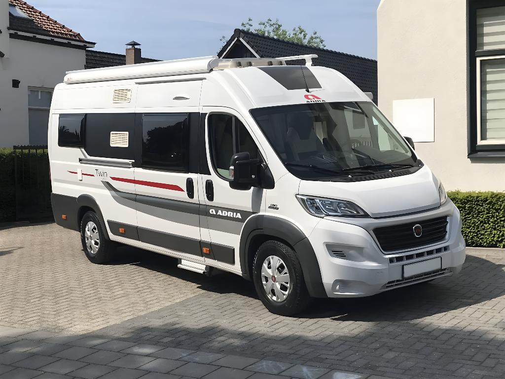 Adria Twin 640 SLX   |  lengtebedden  |  150 PK  | 49.900 km, Caravans en Kamperen, Campers, Chemisch toilet, Buscamper of Camperbus