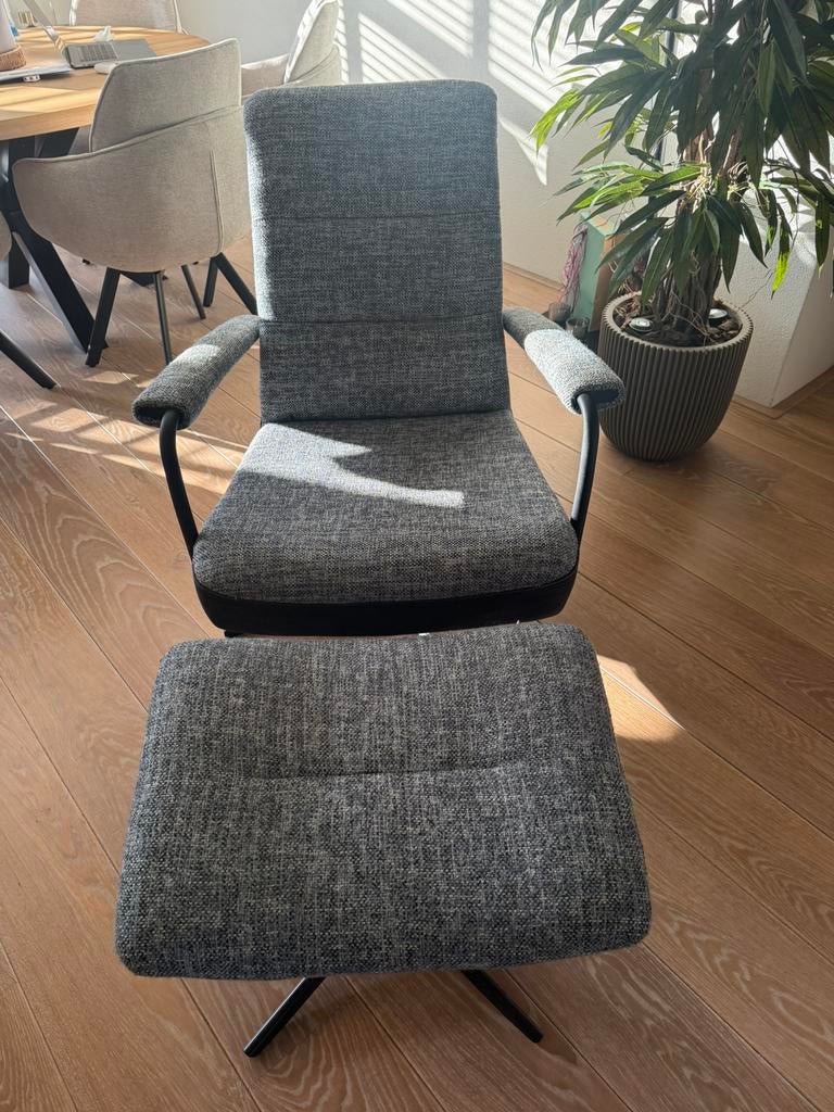 Prominent fauteuil met voetenbankje, Ophalen, Zo goed als nieuw, Stof, 50 tot 75 cm