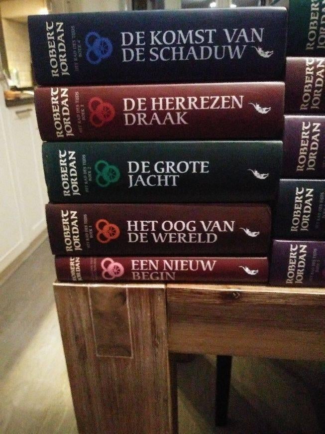 Robert Jordan Het Rad Des Tijds 2 delen, Boeken, Ophalen of Verzenden, Zo goed als nieuw