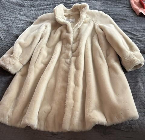 Mooie, met plooien wijd vallende faux fur crème jas - L, Kleding | Dames, Ophalen of Verzenden, Nieuw, Overige kleuren