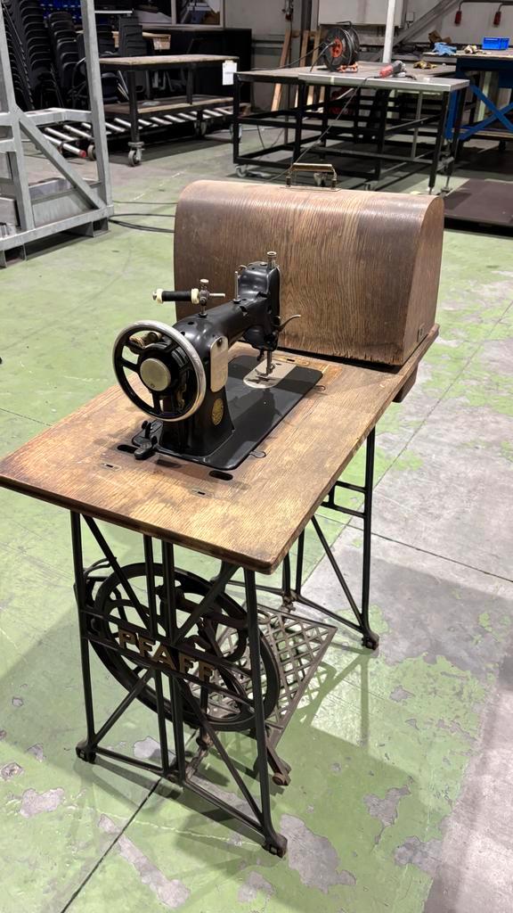 Antieke Pfaff naaimachine met houten kap, Antiek en Kunst, Antiek | Naaimachines, Ophalen