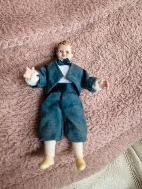 poppenhuis miniaturen caco popje 8 cm jongen, Ophalen of Verzenden, Zo goed als nieuw, Poppenhuis