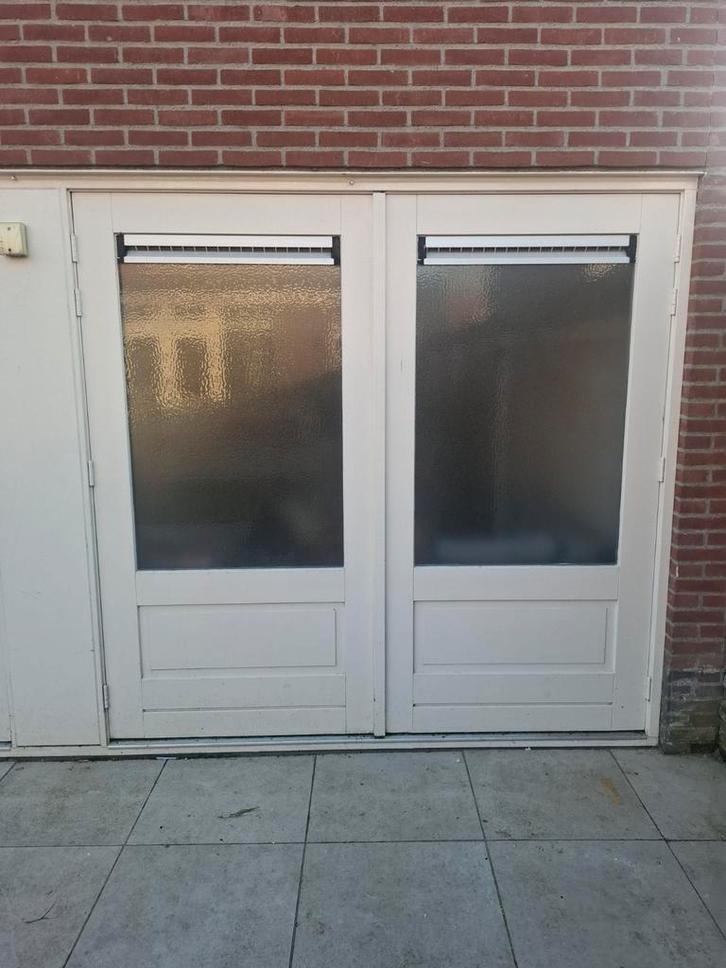 2 Buitendeuren melkglas en ventilatierooster 210,5x109,5 hxb, Doe-het-zelf en Verbouw, Deuren en Horren, Gebruikt, Buitendeur