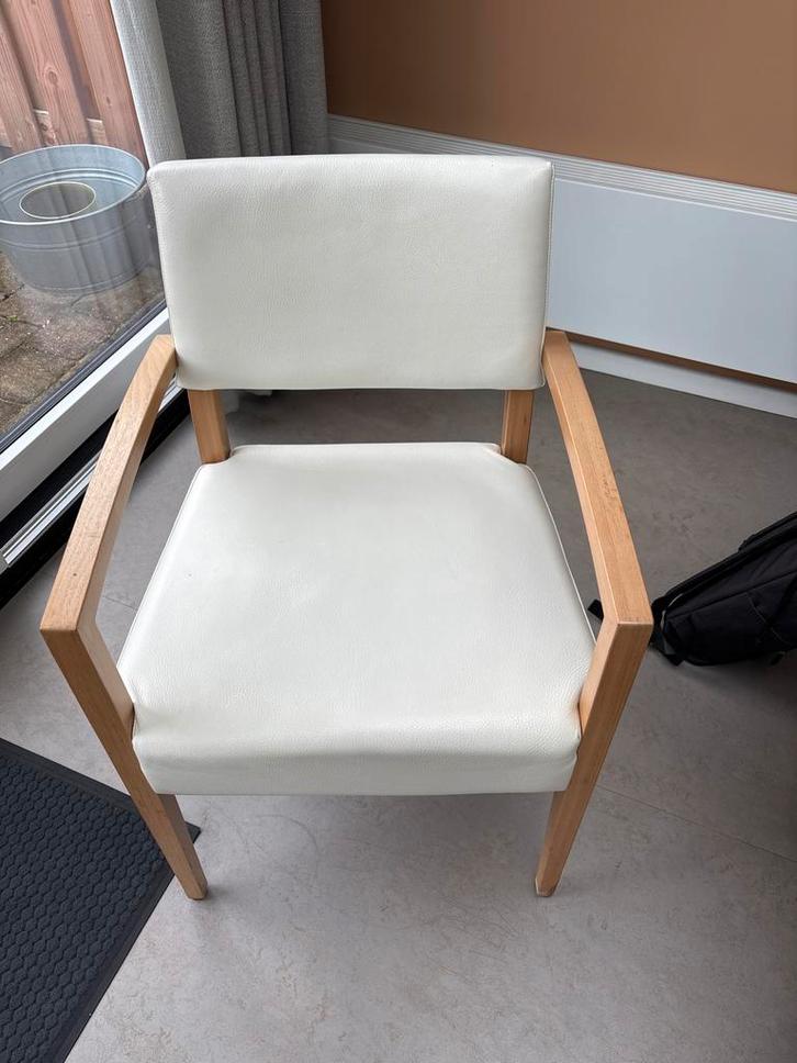 Mobitec stoel met wit lederen bekleding, Huis en Inrichting, Stoelen, Zo goed als nieuw, Eén, Hout, Leer, Wit, Ophalen