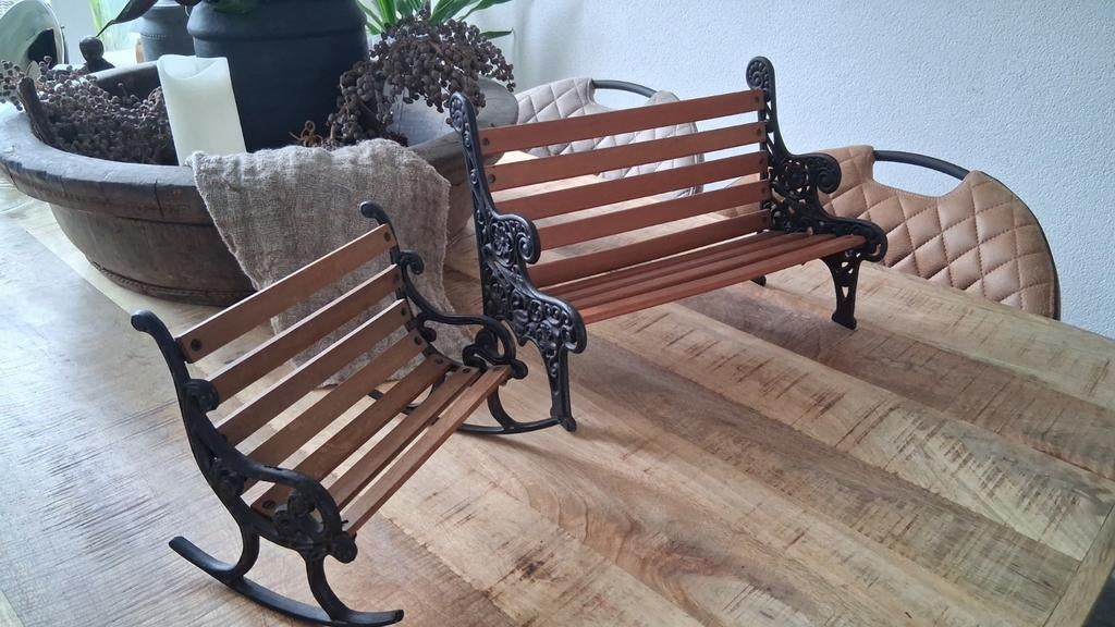 Brocante Decoratieve 2  bankjes gietijzer hout 40cm en 24cm, Huis en Inrichting, Woonaccessoires | Overige, Vintage, Gebruikt