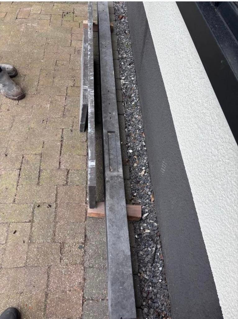 Gratis: Stampbeton schuttingpaal 10x10 en onderplaat antraci, Ophalen, Gebruikt, Overige materialen, Overige typen